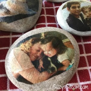 Create a beautiful memory that can last a lifetime! This tutorial will show you how to easily transfer photos onto stone. Transfer photos, quotes, illustrations, or anything that you can print on a simple printer! #photo transfer #photography #mod podge #crafting