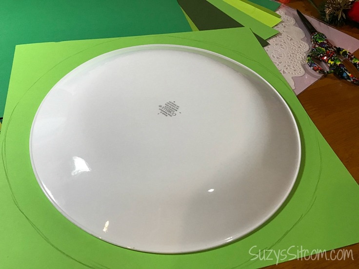 Use a large dinner plate to draw a circle on the card stock 