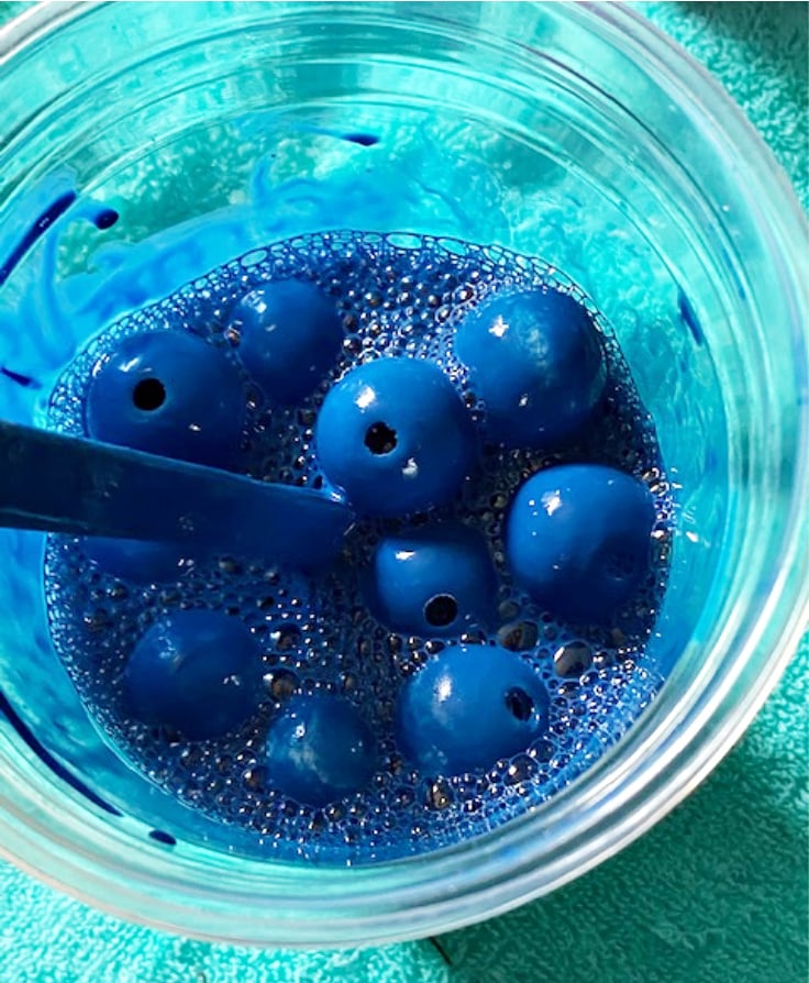 beads dying in cup