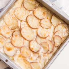 This Creamy Scalloped Potatoes is the ideal side dish. It's easy to whip up and has the most interesting flavor profile! #scallopedpotatoes