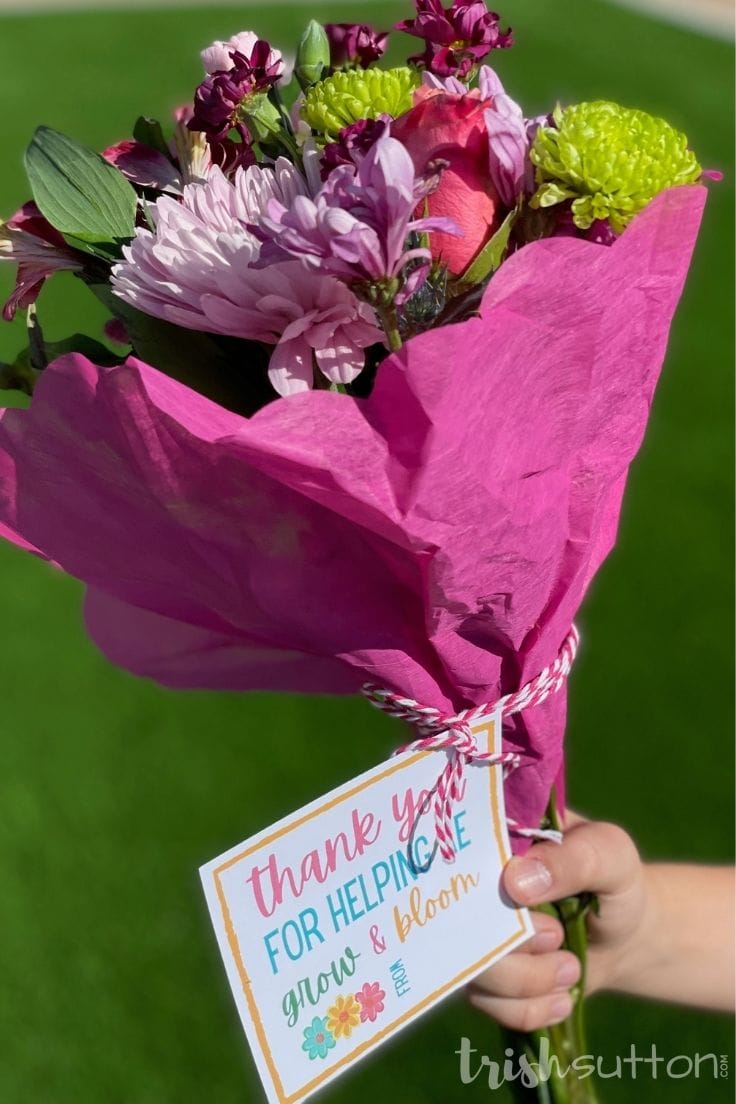 Bouquet for teacher with free printable notecard.
