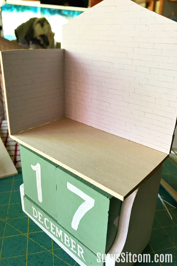 Assembly of mini room box